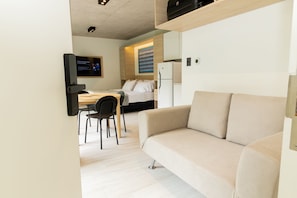 Estudio, balcón | Caja de seguridad en la habitación y espacio para trabajar con laptop 