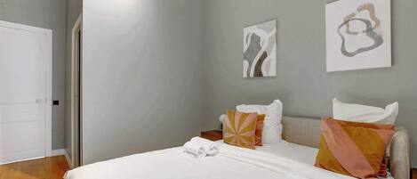 1 dormitorio, tabla de planchar con plancha, wifi y ropa de cama