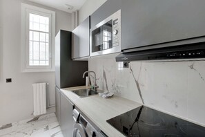 Fridge, microwave, stovetop, coffee/tea maker - Charming 1BR Parisian cocoon with all comforts (Paris)