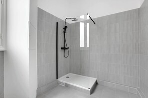 Dusche, Haartrockner, Shampoo
