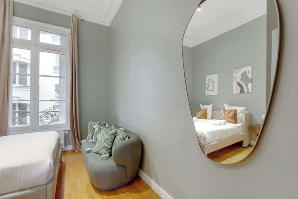 1 bedroom, iron/ironing board, WiFi, bed sheets - Charming 1BR Parisian cocoon with all comforts (Paris)