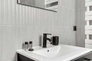 Douche, sèche-cheveux, shampoing