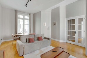 TV - Charming 1BR Parisian cocoon with all comforts (Paris)