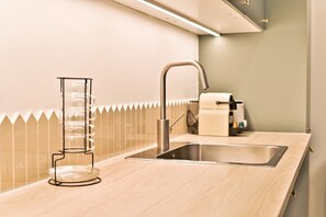 Fridge, oven, dishwasher, coffee/tea maker