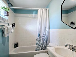 Toallas, jabón, papel de baño 