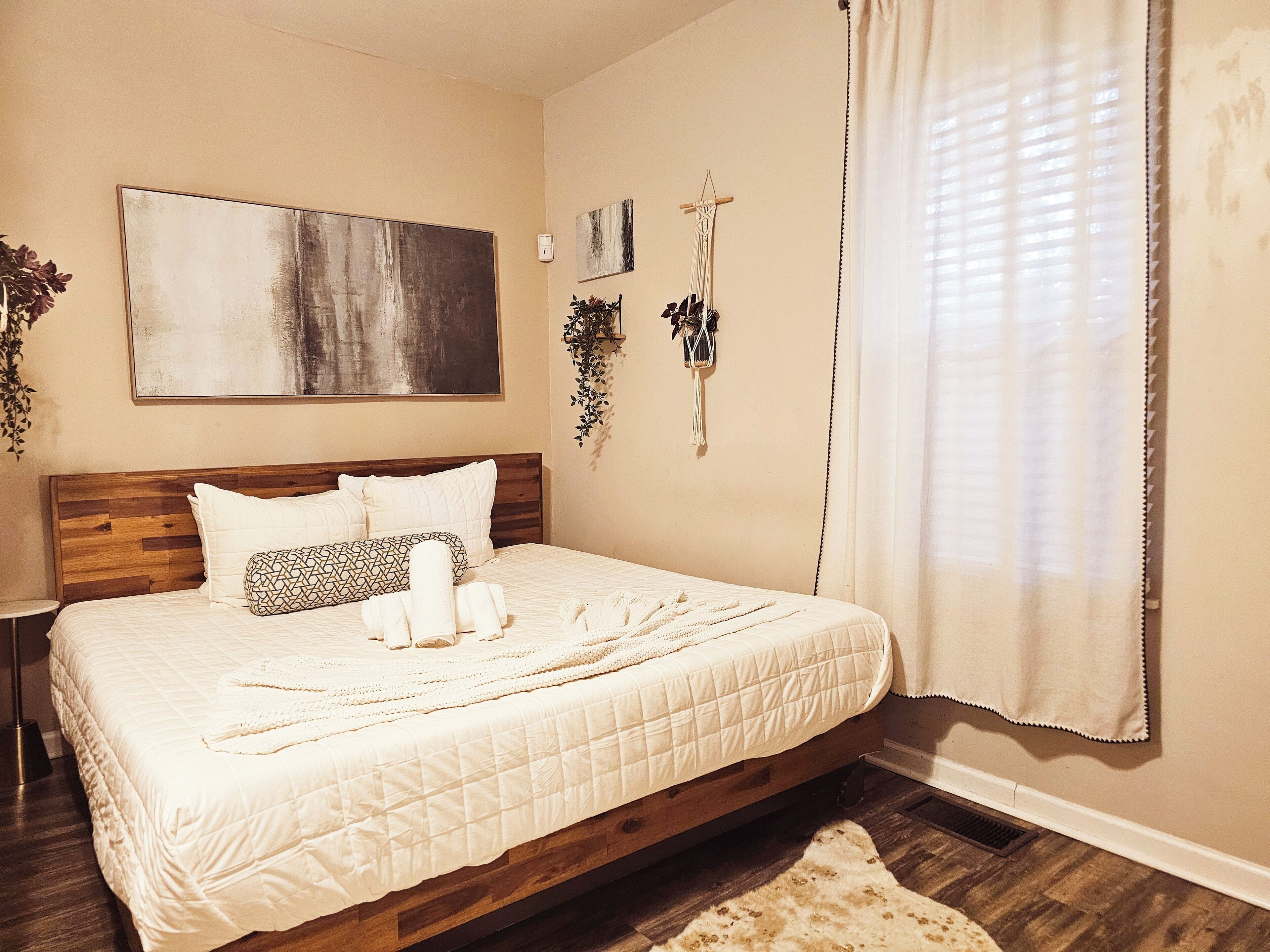 1 多间卧室、办公桌、WiFi、床单