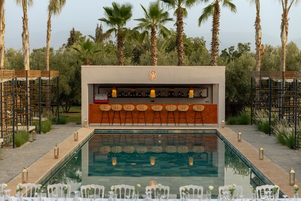 Bar en bord de piscine