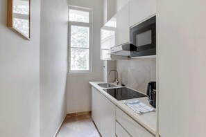 Fridge, microwave, stovetop, coffee/tea maker - Elegant air-conditioned apartment - Arc de Triomphe (Paris)