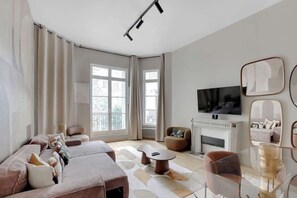 TV - Elegant air-conditioned apartment - Arc de Triomphe (Paris)