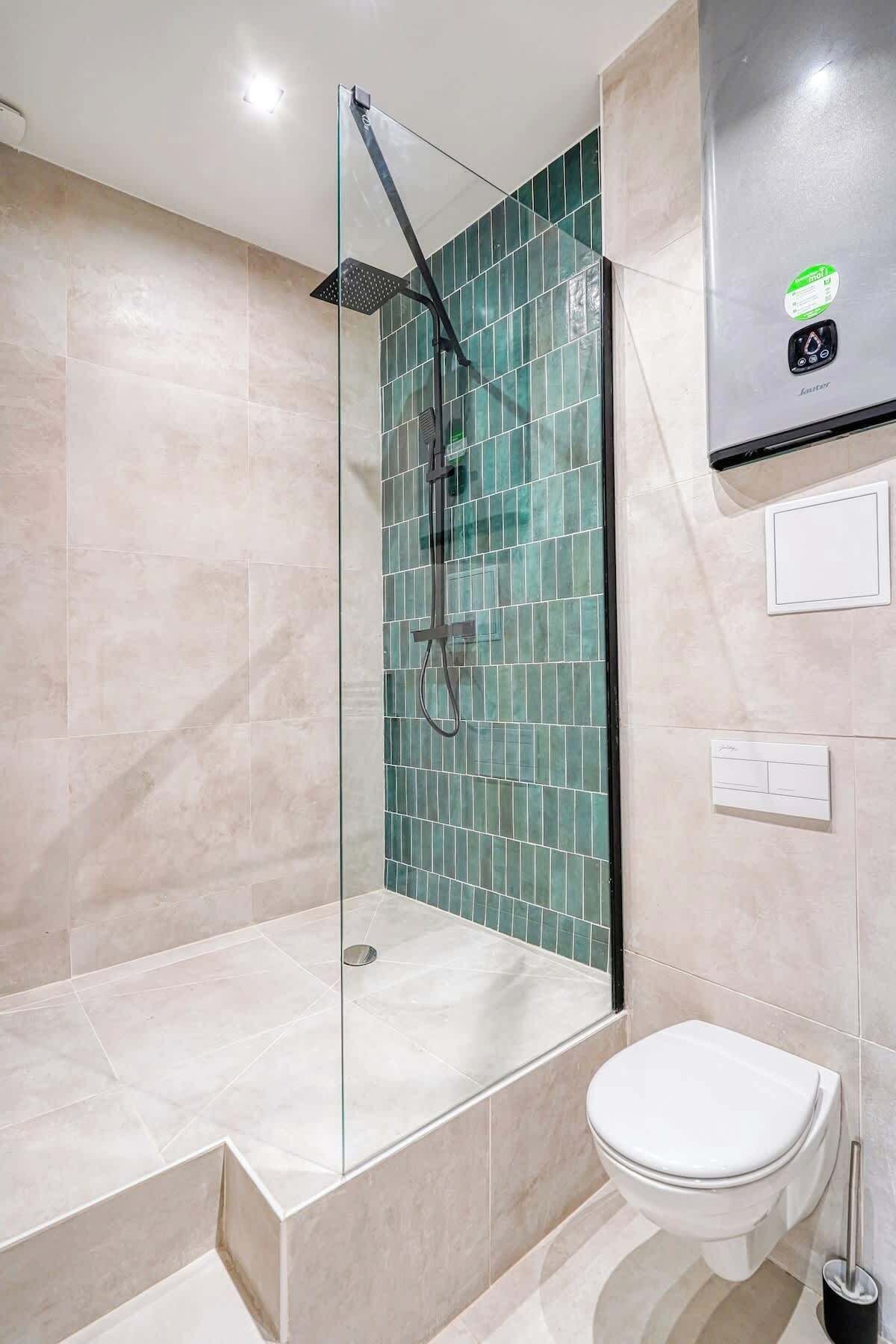 Een douche, een haardroger, handdoeken