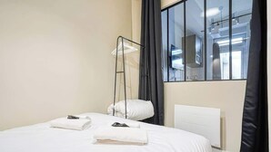 1 bedroom, iron/ironing board, WiFi, bed sheets - Charming Parisian loft for 2 to 4 people (Paris)