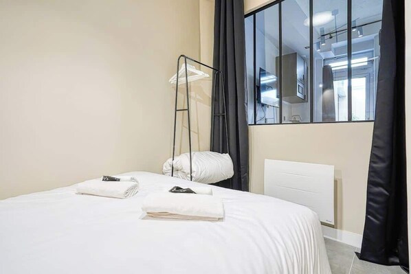 1 dormitori, planxa i posts de planxar, wifi i roba de llit 
