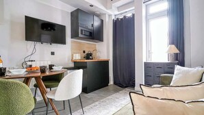 TV - Charming Parisian loft for 2 to 4 people (Paris)