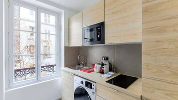 Fridge, microwave, stovetop, coffee/tea maker