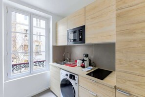 Kühlschrank, Mikrowelle, Herdplatte, Wasserkocher mit Kaffee-/Teezubehör