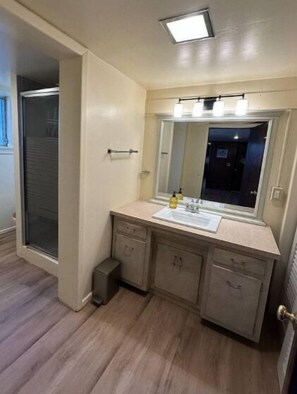 Suihku, pyyhkeet, saippua, sampoo