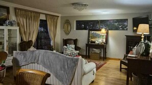 Una sala acogedora con una cama grande, una mesa de comedor con cuencos y una chimenea.