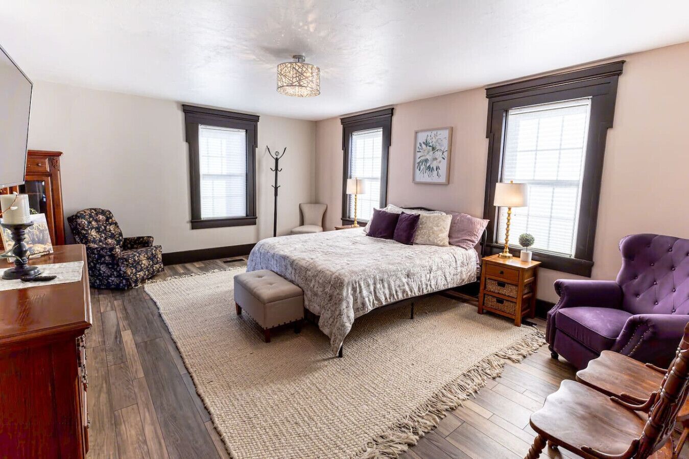 4 bedrooms, iron/ironing board, WiFi, bed sheets