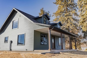 Exterior - Hilltop Family Retreat (Goshen)