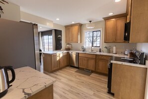 Kjøleskap, mikrobølgeovn, ovn og oppvaskmaskin