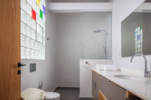 Dusche, Haartrockner, Handtücher, Seife