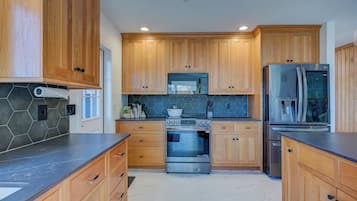 雪櫃、微波爐、焗爐、爐具