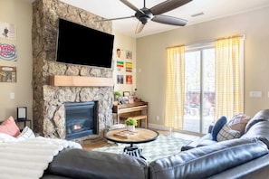 TV, fireplace