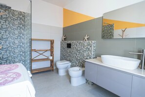 Douche, bidet, serviettes fournies