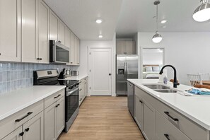 Fridge, microwave, oven, stovetop - Cliffside Vista - Stay for 7! (Hurricane)