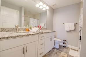 Douche, séchoir à cheveux, serviettes fournies, papier de toilette