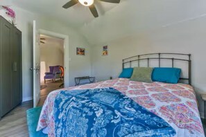 Tabla de planchar con plancha, internet y ropa de cama 