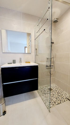 Dusche, Haartrockner, Handtücher