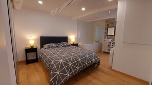 5 slaapkamers, een bureau, een strijkplank/strijkijzer, reisbedje