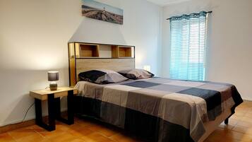 5 chambres, bureau, fer et planche Ă repasser, lit parapluie