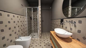 Deluxe-Vierbettzimmer, Balkon | Badezimmer | Dusche, Haartrockner, Handtücher, Seife