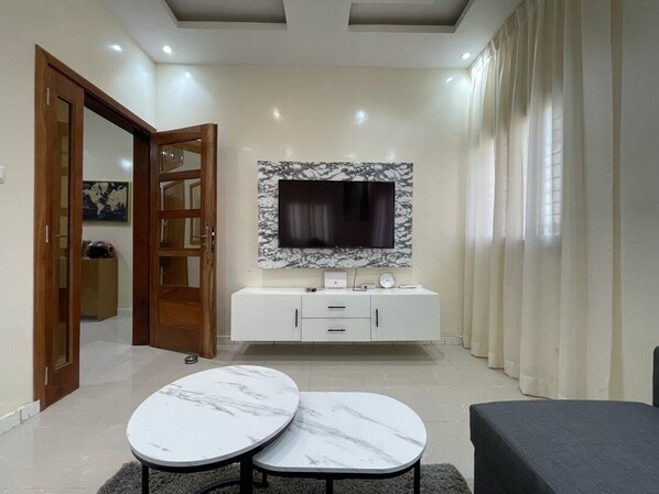 Smart TV - Comfortable furnished studio in Dakar - Comfort and Authenticity (Dakar)