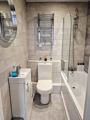 Dusche, Haartrockner, Handtücher, Seife