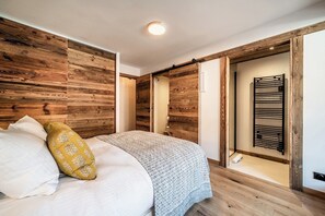 4 bedrooms, iron/ironing board, Internet, bed sheets