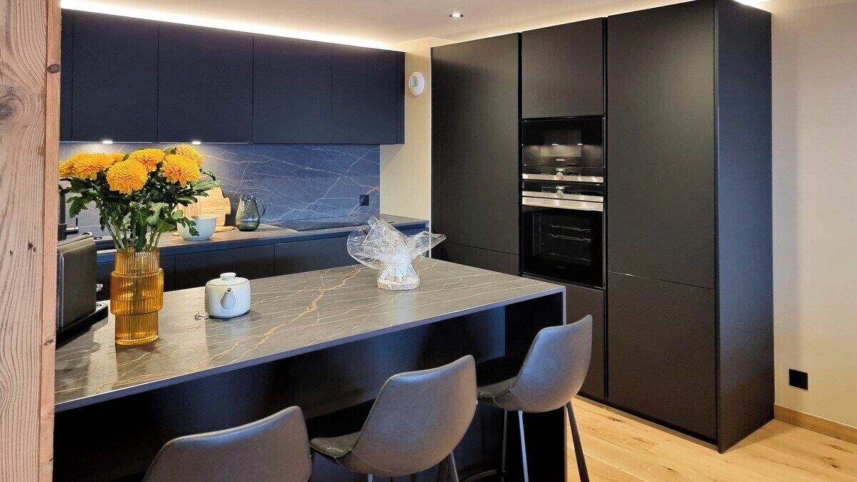 Fridge, oven, dishwasher, coffee/tea maker