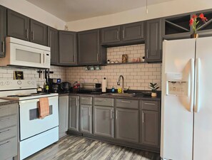 Frigorífic, microones, forn i placa de cuina 