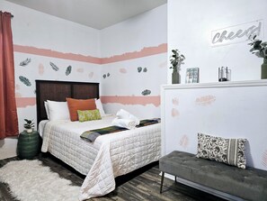 1 dormitori, planxa i posts de planxar i un bressol de viatge 