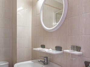Douche, sèche-cheveux, serviettes fournies