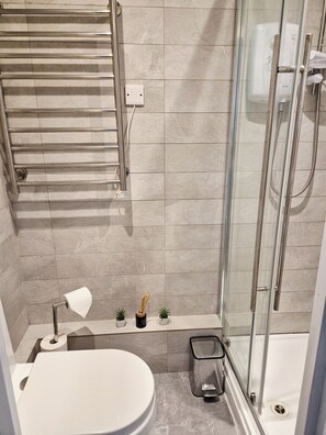 Dusche, Haartrockner, Handtücher, Seife
