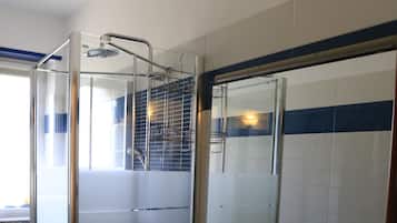 SĂšche-cheveux, serviettes fournies, savon, papier toilette