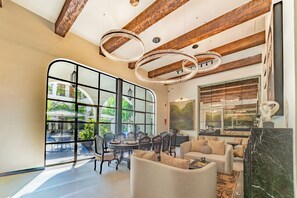 Coin salon dans le hall