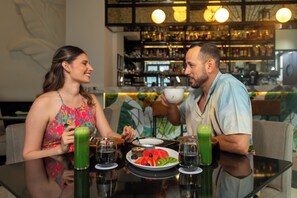 Café da manhã completo todos os dias mediante uma taxa