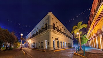Fachada de la propiedad por la tarde o noche
