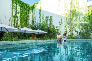Una piscina al aire libre