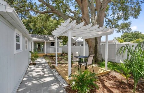 Peaceful cottage with AC in St. Petersburg - Close to Everything!