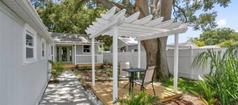 Peaceful cottage with AC in St. Petersburg - Close to Everything!